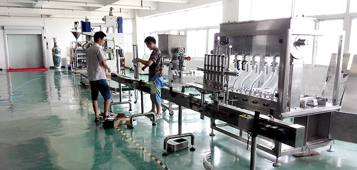 雙頭臥式攪拌直線醬料灌裝機(jī)工廠圖